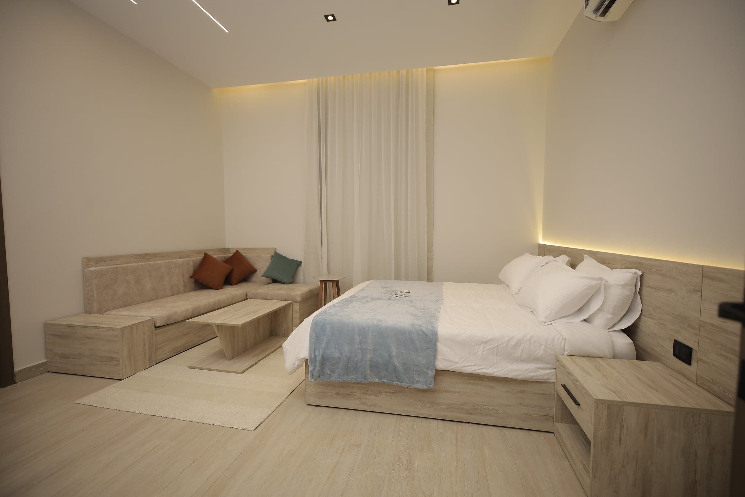 Deluxe King Room — photo 1 of 6
